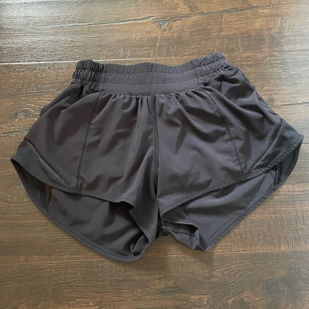 Size 2 Lululemon black hotty hot short (2.5 inseam)